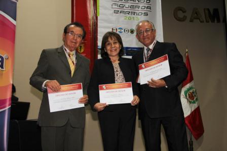 Dr. Jorge Galarza, la Dra. Maria Sjorgen y el Dr. Eduardo Zumaeta
