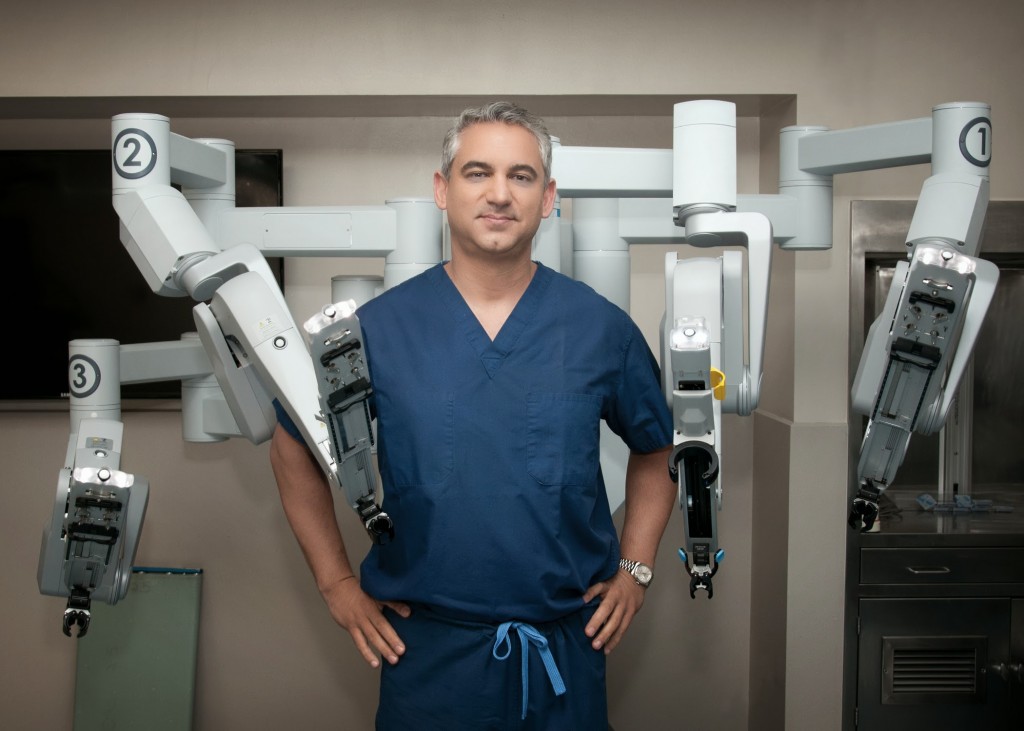 “A pesar del robot tienes que ser un buen cirujano, tener habilidades de laparoscopia, entonces sí es una tecnología brillante. Sin ese trasfondo la cirugía robótica no es buena”. 